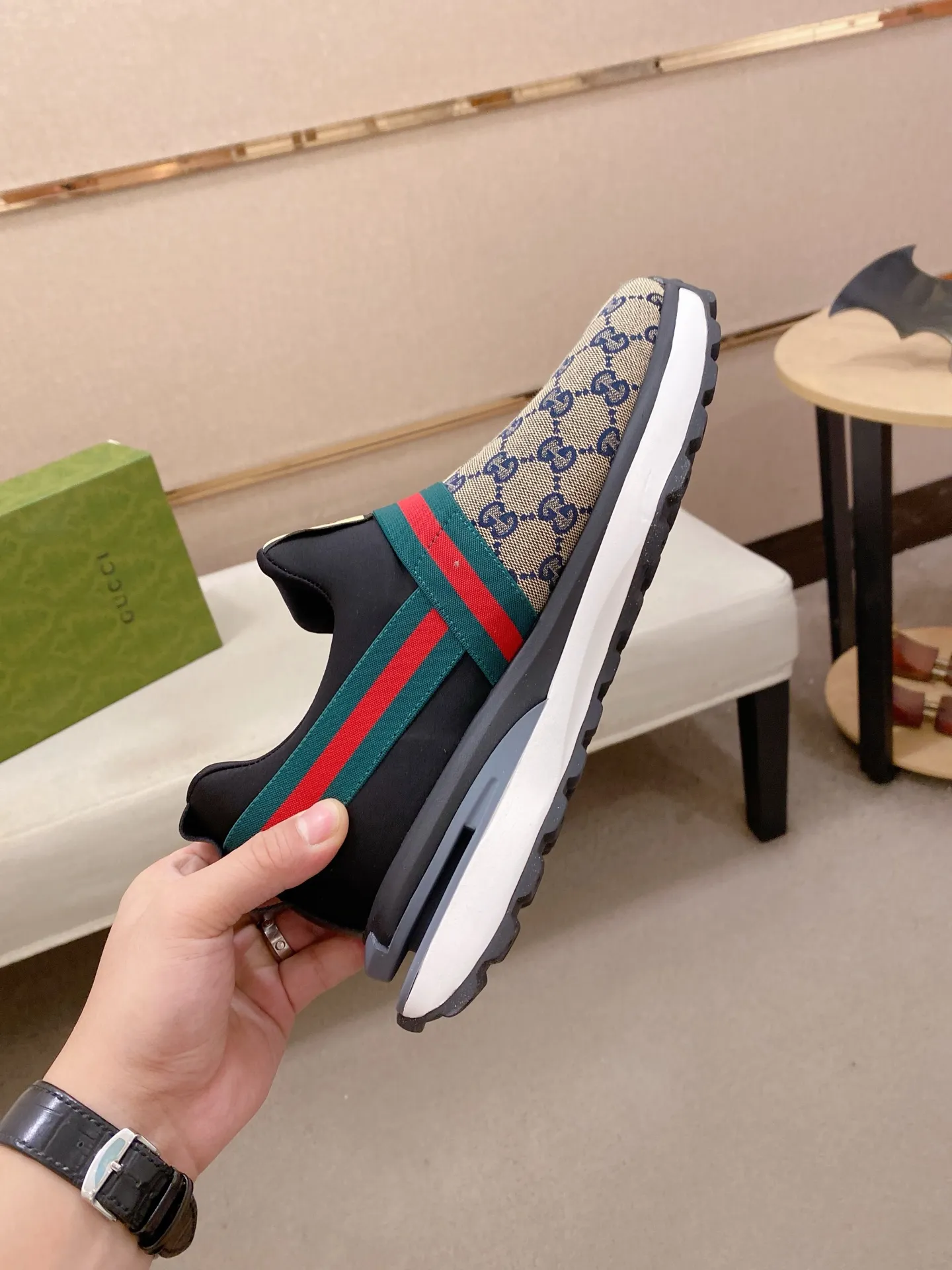 Factory price: 462💰 (GUCCI) The latest 🎁🎁casual and fashionable men's shoes👟 from the official website, hot style 💥 style is simple and elegant, exclusive for trendy men. Unique latest brand elements from the official website 👑original decoration, fashionable and generous, original fabric ✅breathable stretch cloth lining, official website designated wear-resistant casual outsole, classic model taken at the counter in kind🎬38-44 (45 is not returnable and non-refundable)